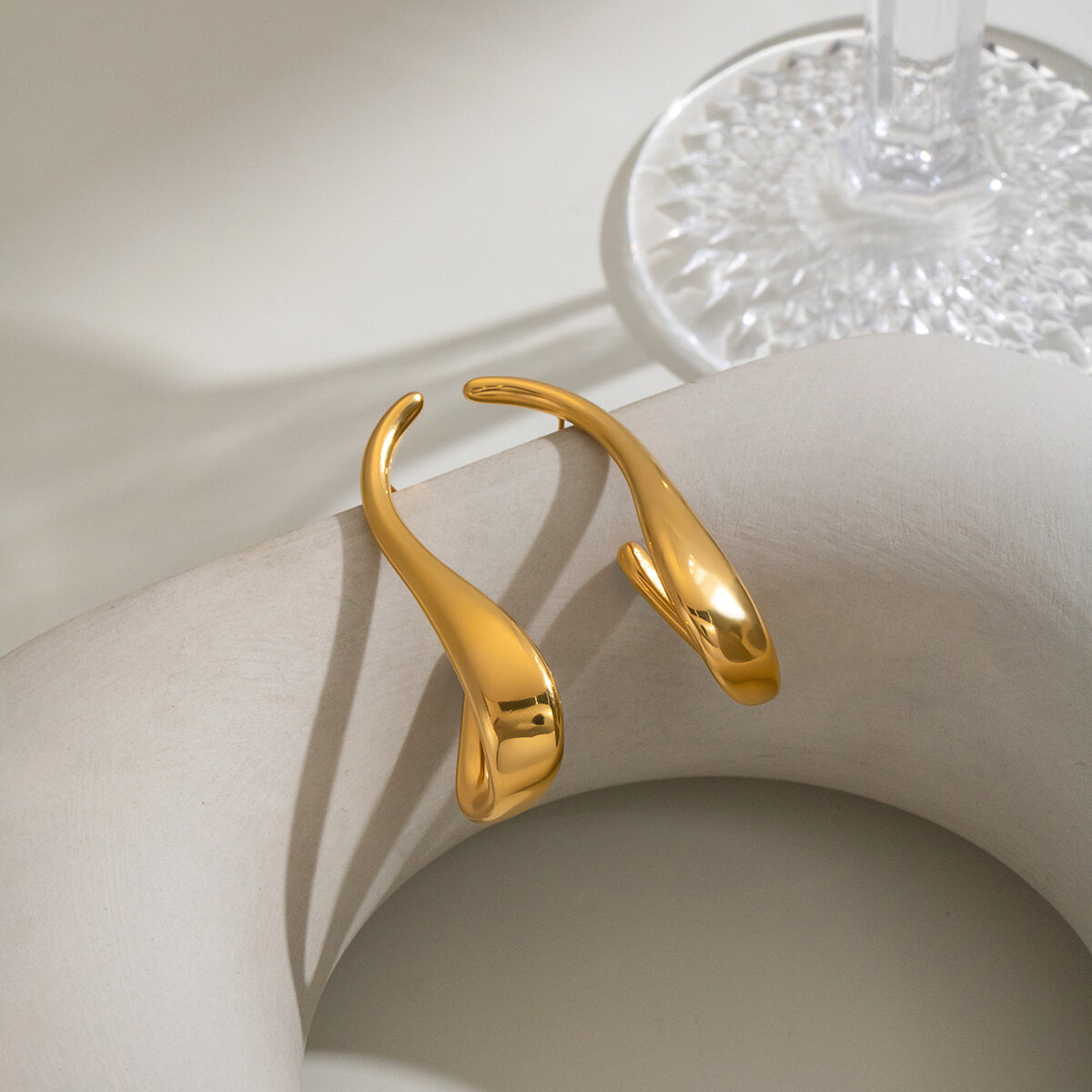 U-Förmige, Wasserdichte Ohrstecker Aus Edelstahl In Goldfarbe Für Damen Bild4