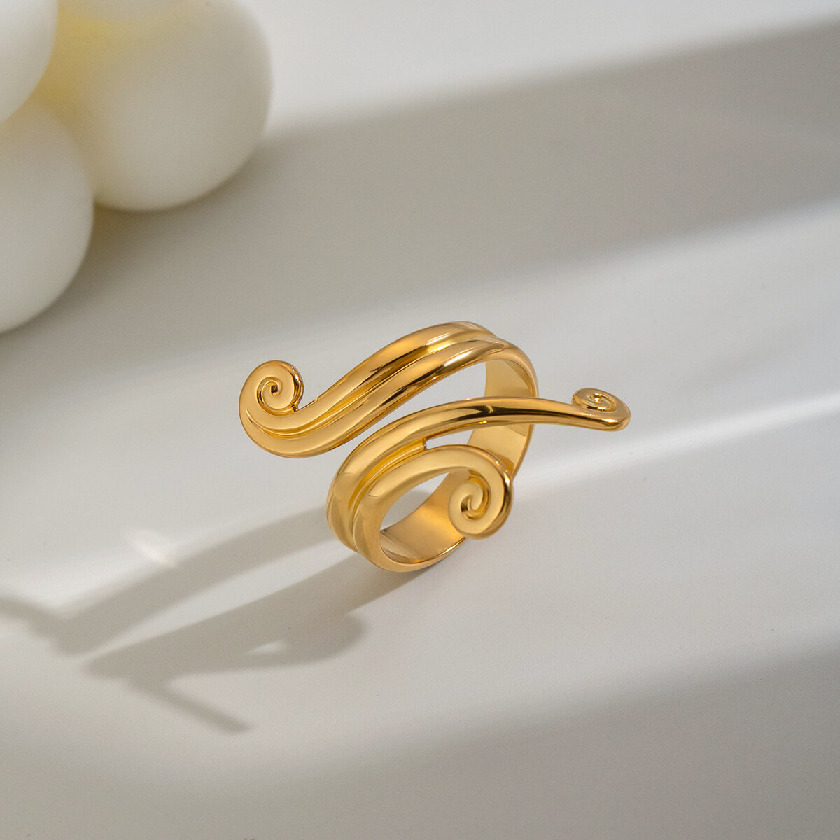 Unregelmäßig Geformte, Wasserdichte, Goldfarbene Ringe Aus Edelstahl Im Minimalistischen Stil h5 Bild3