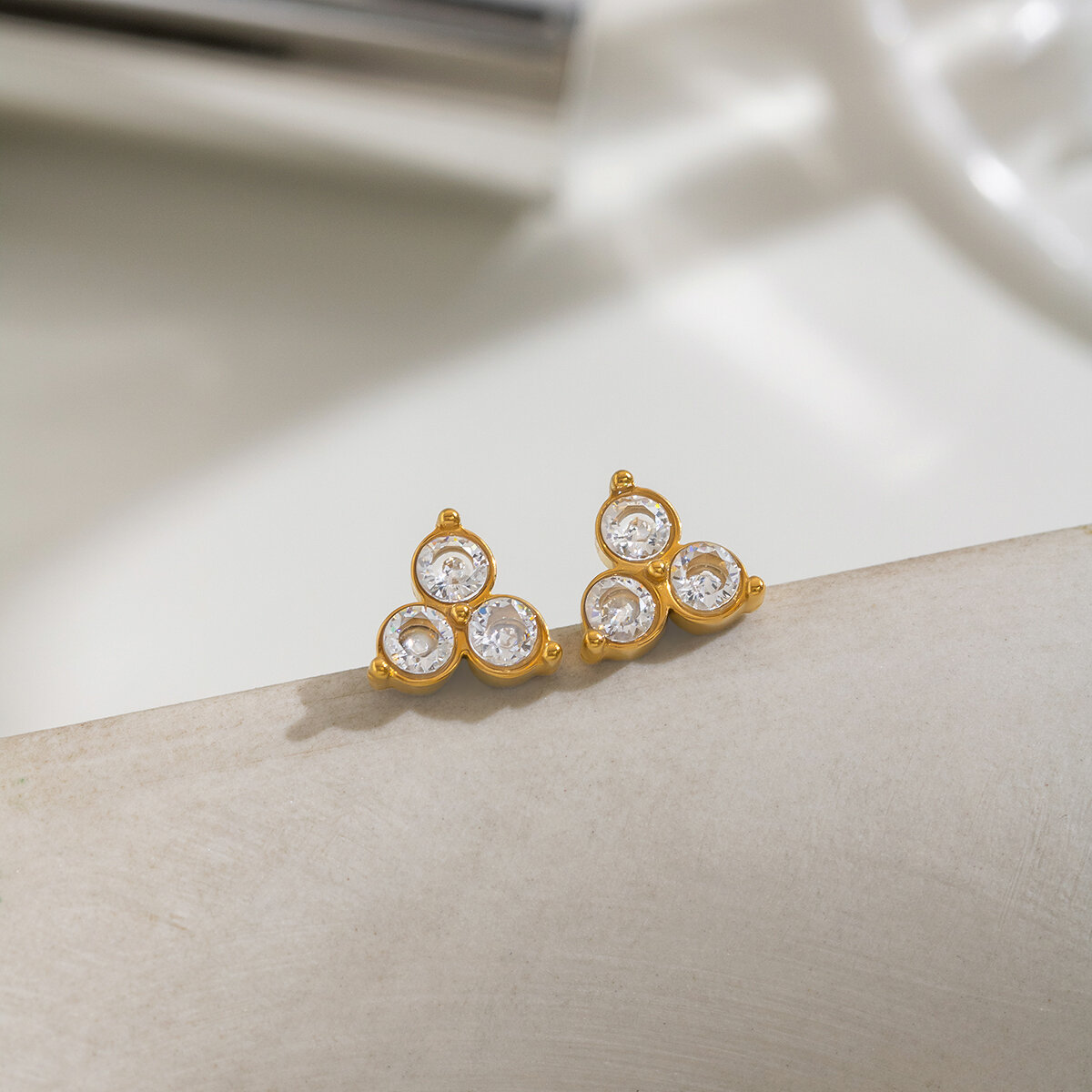 Blumenförmige, Wasserdichte Ohrstecker Aus Edelstahl In Goldfarbe Mit Strasssteinen Für Damen Bild3