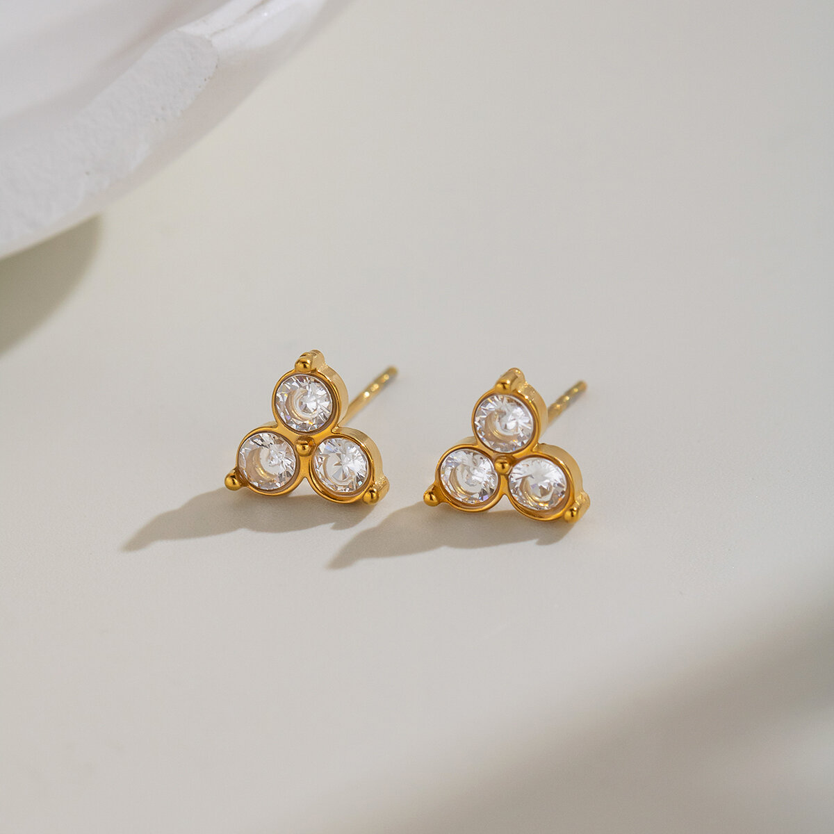 Blumenförmige, Wasserdichte Ohrstecker Aus Edelstahl In Goldfarbe Mit Strasssteinen Für Damen h5 Bild5
