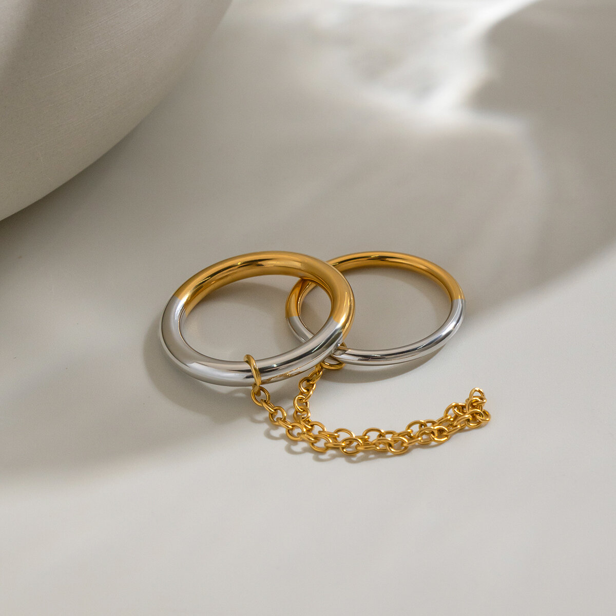 Wasserdichte Minimalistische Ringe Aus Edelstahl In Gold- Und Silbertönen h5 Bild5