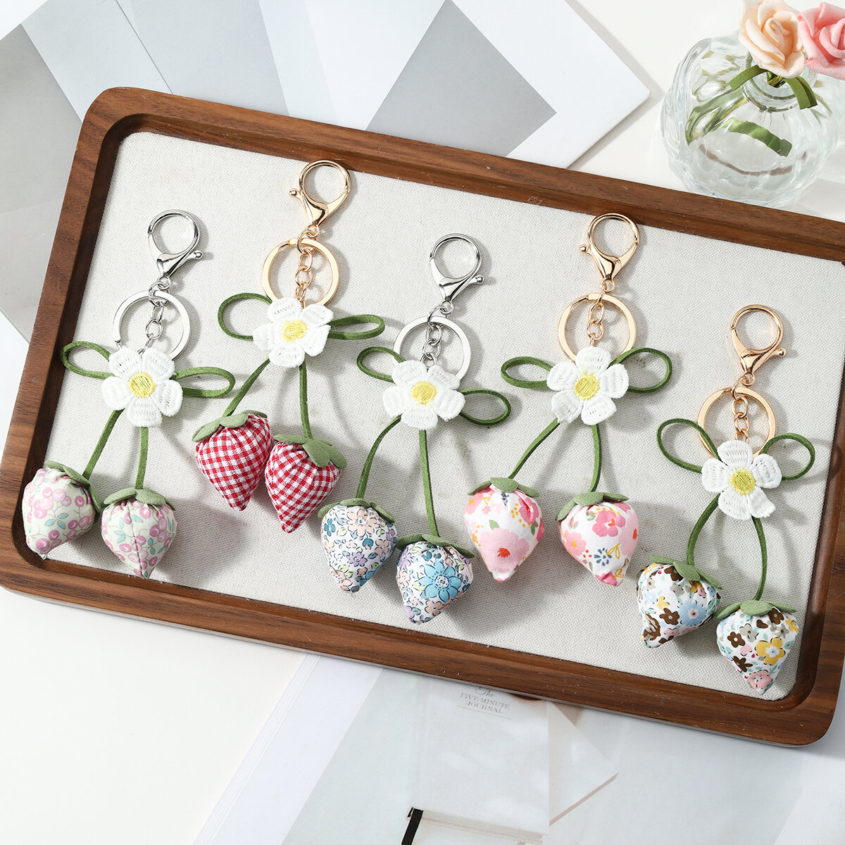 Llaveros De Aleación Con Diseño De Fresa Y Lazo De Flor De La Serie Simple Imagen3