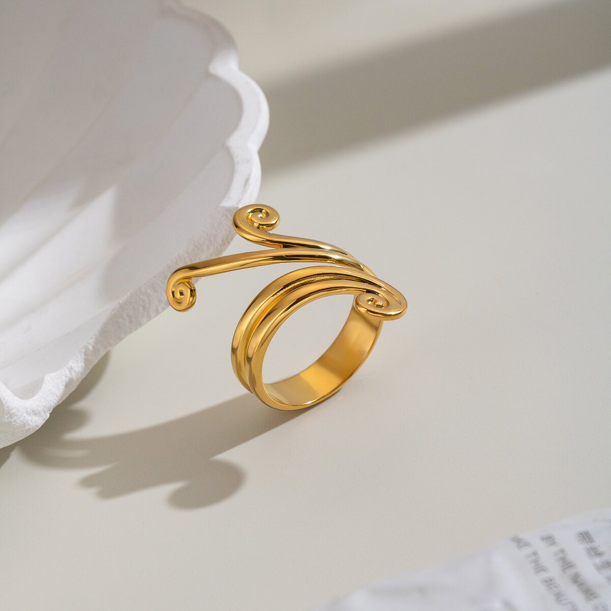 Unregelmäßig Geformte, Wasserdichte, Goldfarbene Ringe Aus Edelstahl Im Minimalistischen Stil Bild5