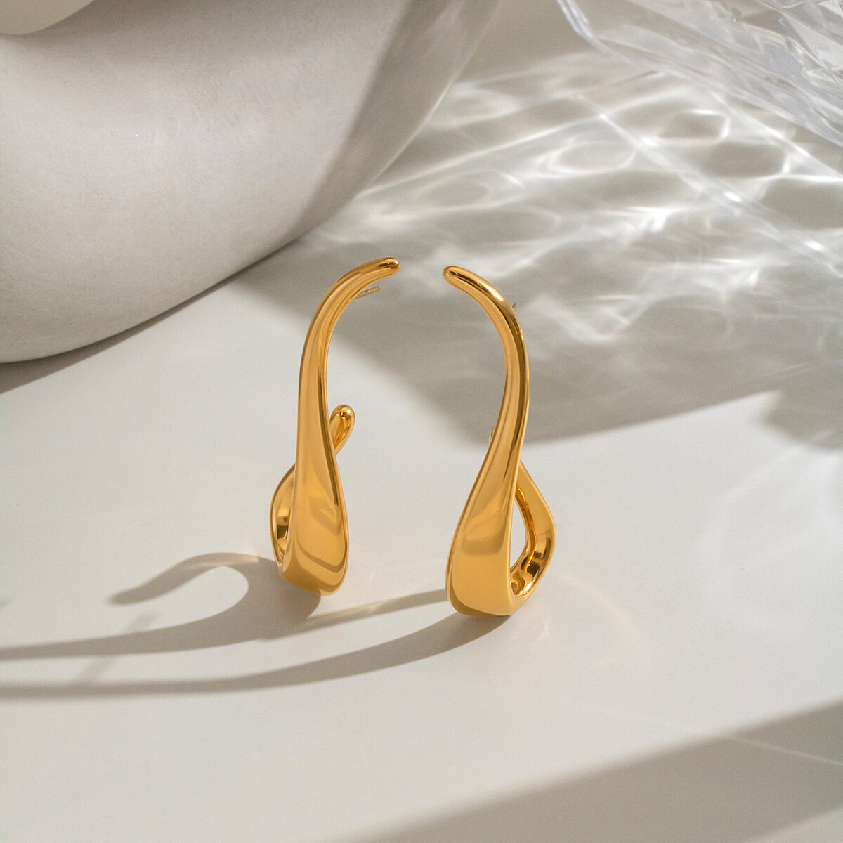 U-Förmige, Wasserdichte Ohrstecker Aus Edelstahl In Goldfarbe Für Damen Bild3