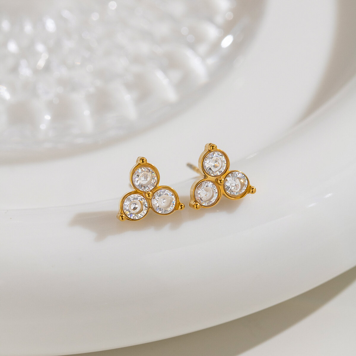 Blumenförmige, Wasserdichte Ohrstecker Aus Edelstahl In Goldfarbe Mit Strasssteinen Für Damen h5 Bild2