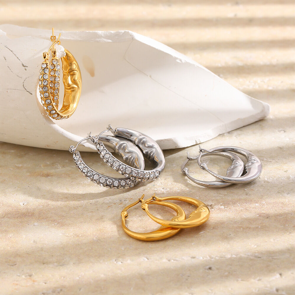 Wasserdichte Edelstahl-Ohrringe in Goldfarbe mit Strasssteinen für Damen 2