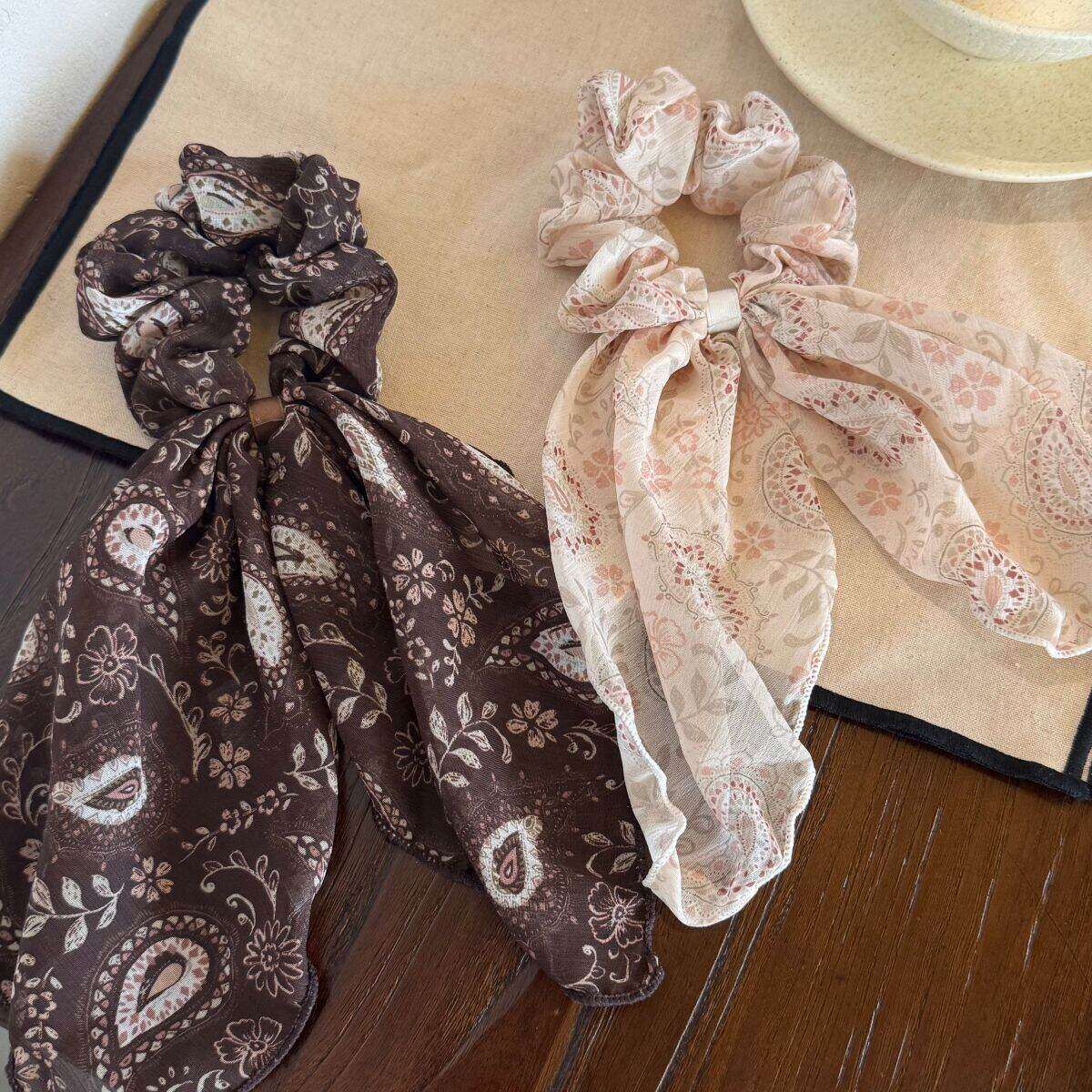Elastici per capelli in poliestere con fiocco e motivo paisley, serie Ethnic.
