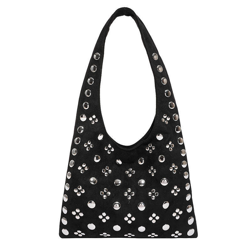 Borsa a tracolla quadrata da donna in pelle scamosciata tinta unita, stile old money, con borchie in metallo.