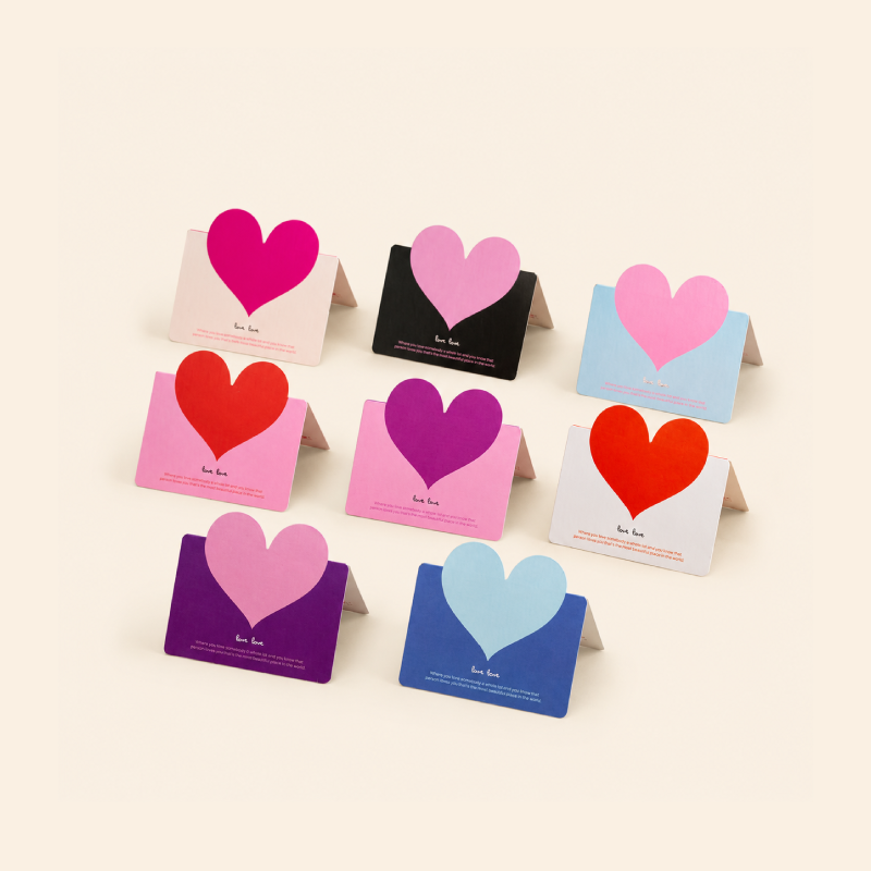 Biglietti d'auguri semplici con lettere quotidiane, cuori e sfumature di colore su carta.