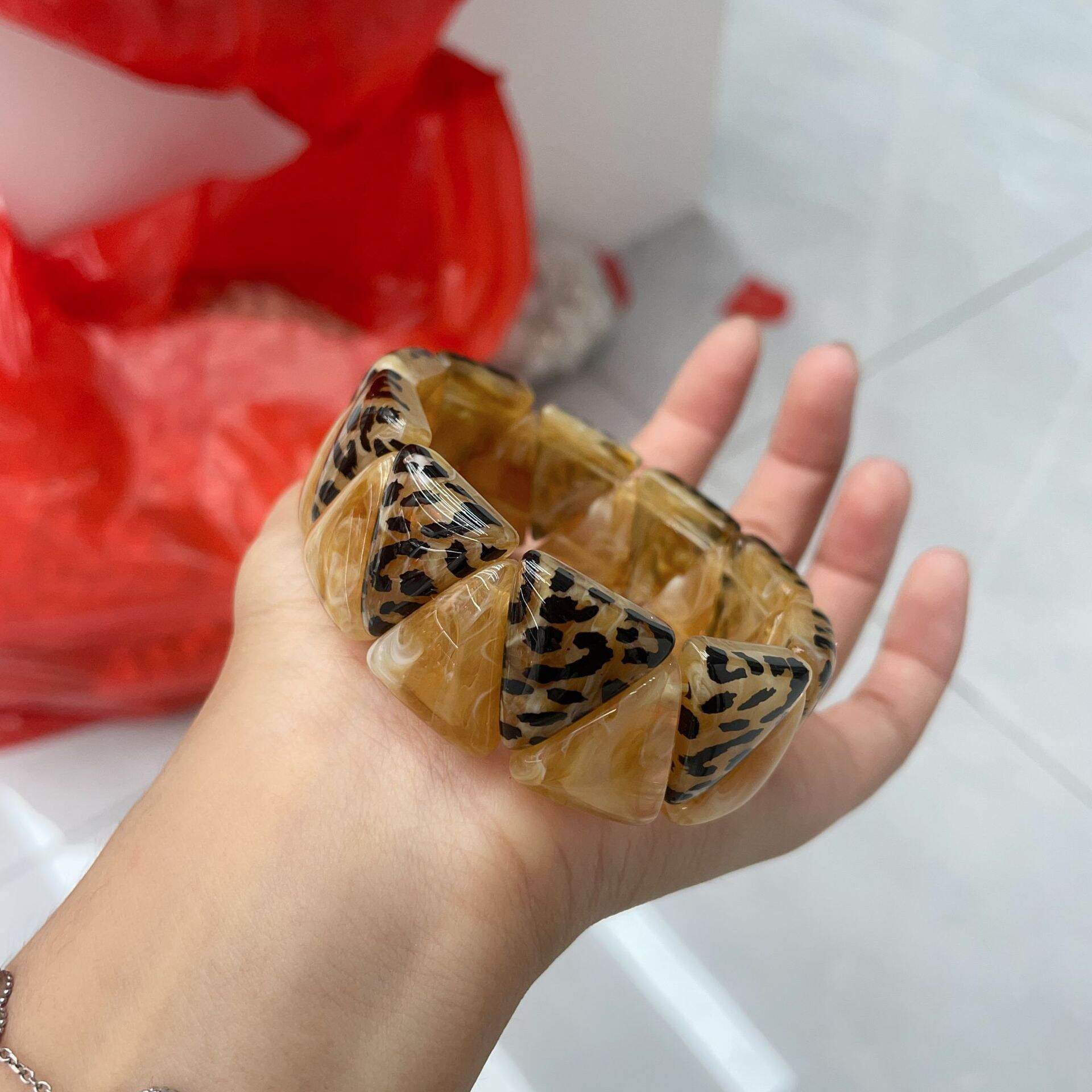 Punk luipaardprint driehoekige kralenarmband voor dames van acryl met kleurverloop.