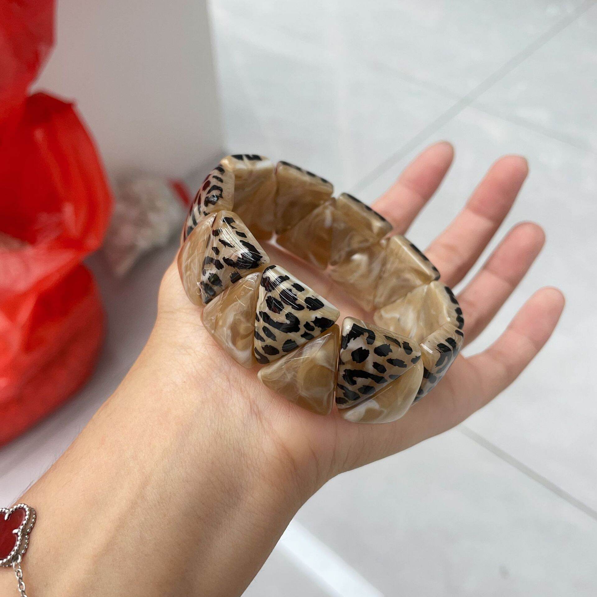 Punk Luipaardprint Driehoekige Kralenarmband Voor Dames Van Acryl Met Kleurverloop. h5 Afbeelding3
