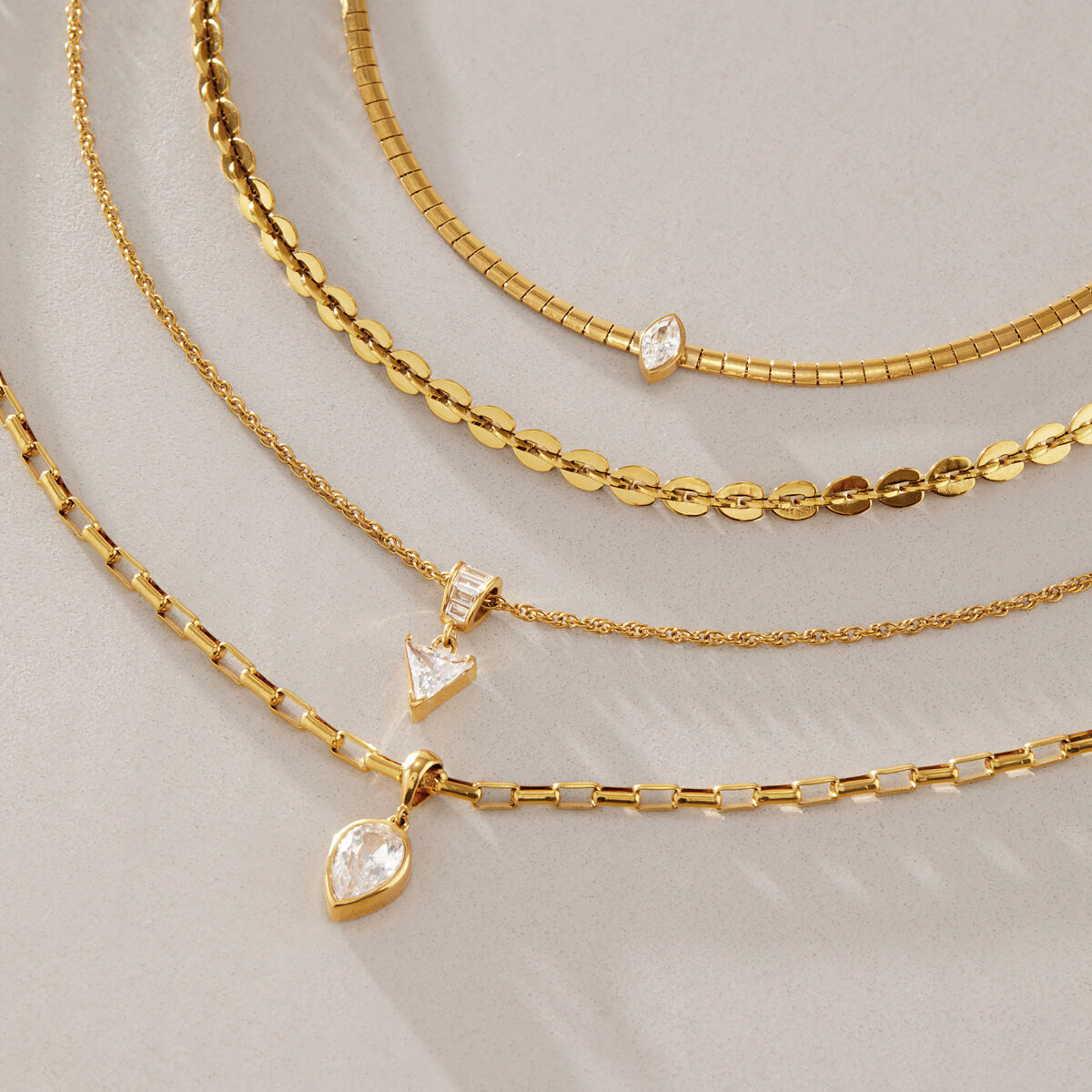 Collares Con Colgante Para Mujer, De Acero Inoxidable Con Circonita, Forma Geométrica Sencilla, Resistentes Al Agua Y Color Dorado. Imagen4