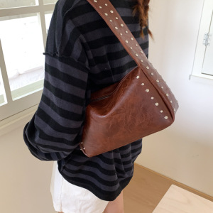 Casual Style Studded Solid Color Rivet Pu Women's Square Shoulder Bags h5 Picture3