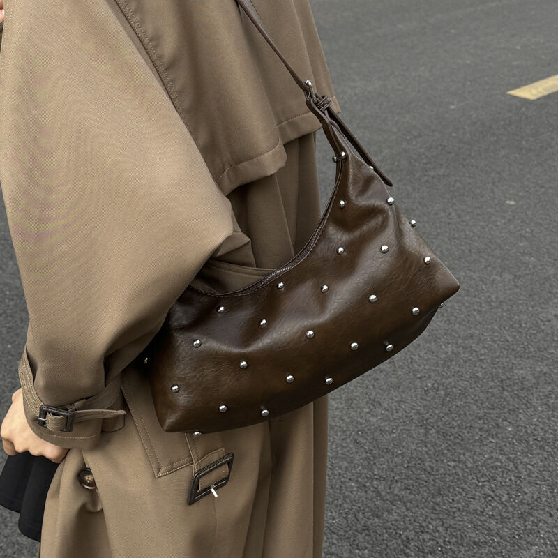 Borsa A Tracolla Quadrata Da Donna In Pu Di Alta Qualità, Stile Streetwear, Con Borchie In Metallo E Rivetti In Tinta Unita. h5 Immagine4