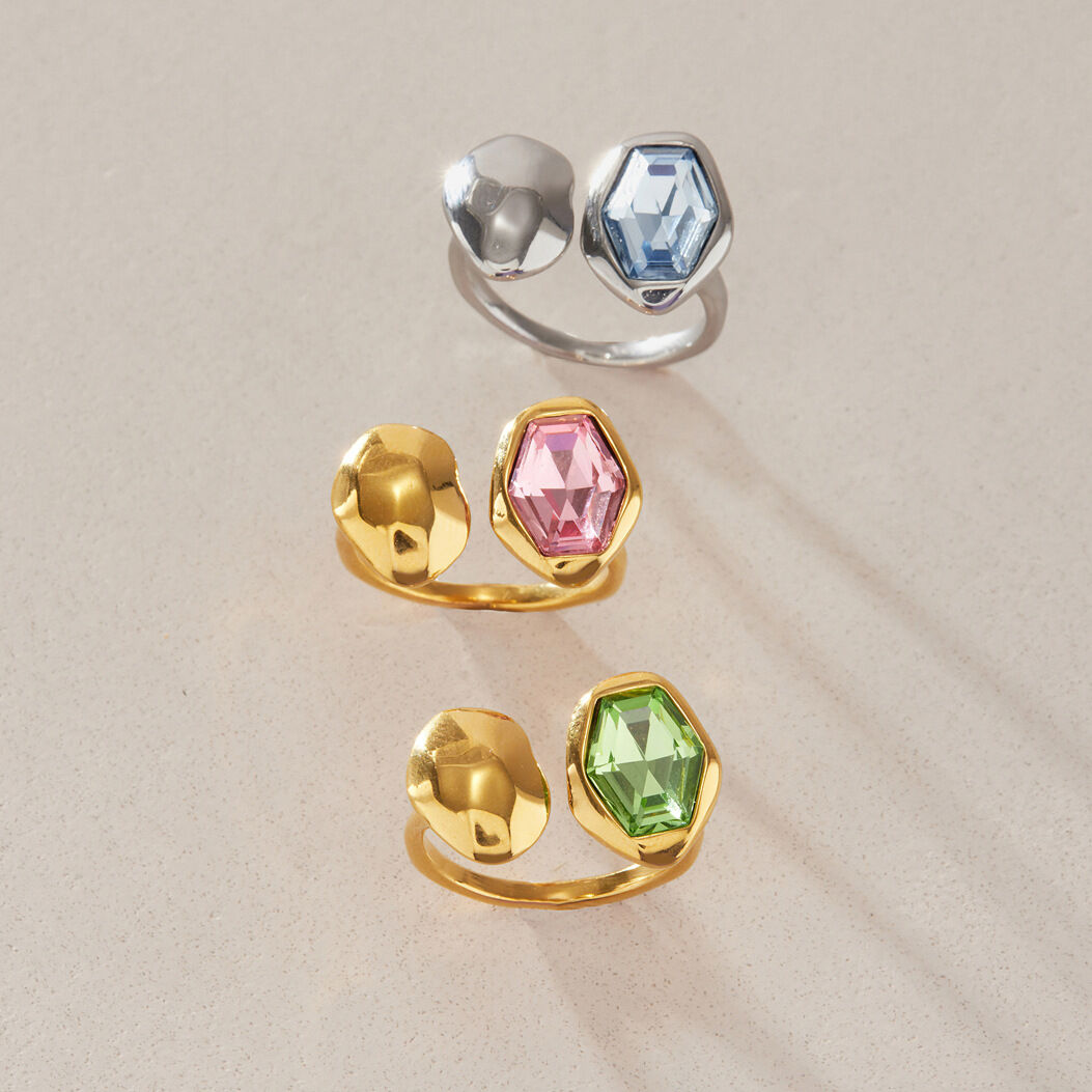 Anello da donna in acciaio inossidabile color oro, impermeabile, con zirconi e forma geometrica semplice.