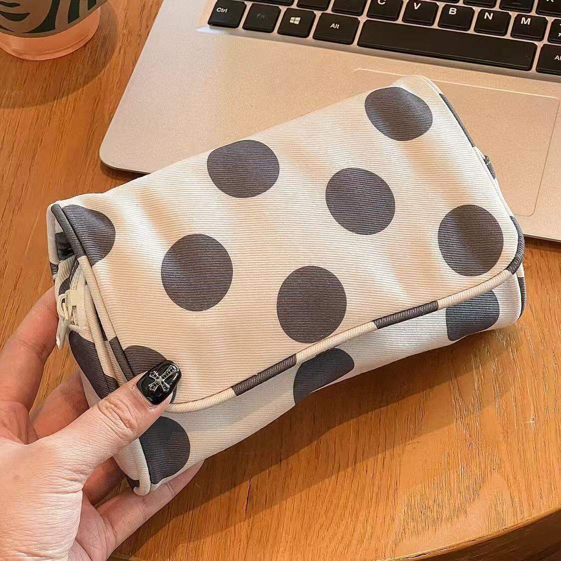 Neceser de maquillaje para mujer de lona con estampado sencillo de lunares.