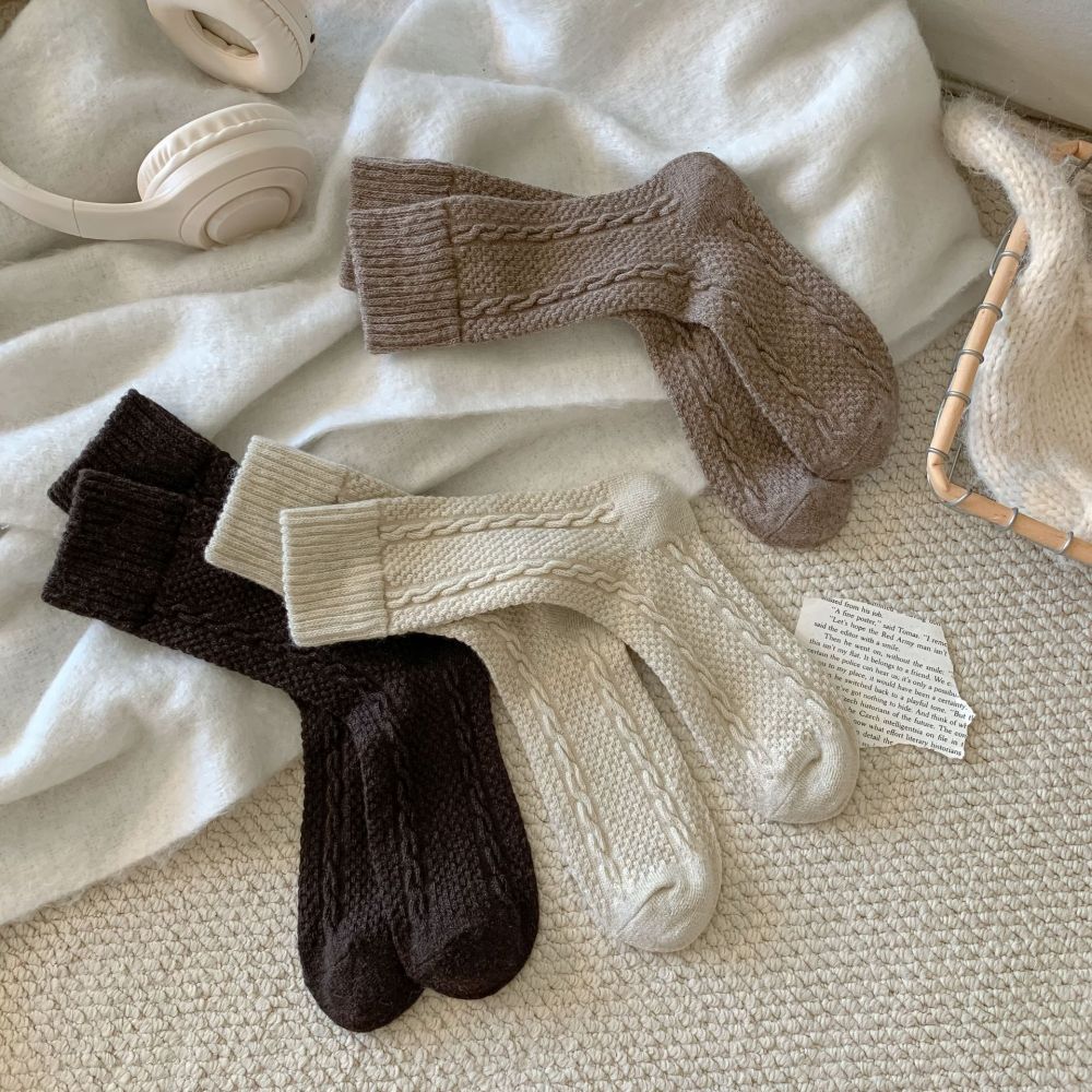 Slight Bounce Basic Solid Color Mid-Calf Socks Picture2