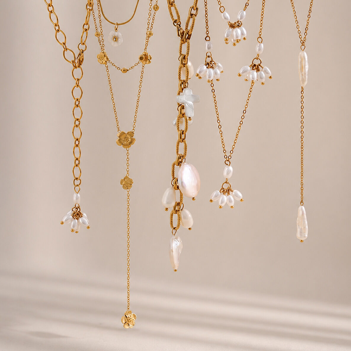Collar de perlas para mujer de la serie Simple Sweet con cuentas de forma irregular, acero inoxidable y perlas de agua dulce color oro.