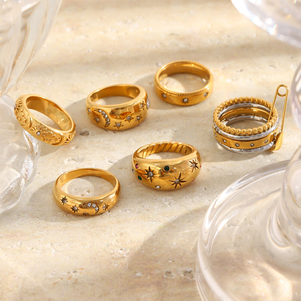 Anillos llamativos elegantes de acero inoxidable color oro con diseño de sol y luna de la serie clásica, resistentes al agua.