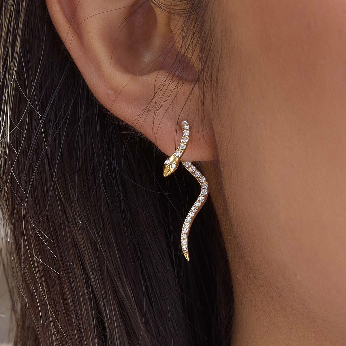 Oorbellen voor dames, gemaakt van roestvrij staal in slangvorm, waterdicht en met goudkleurige strass-steentjes. 2