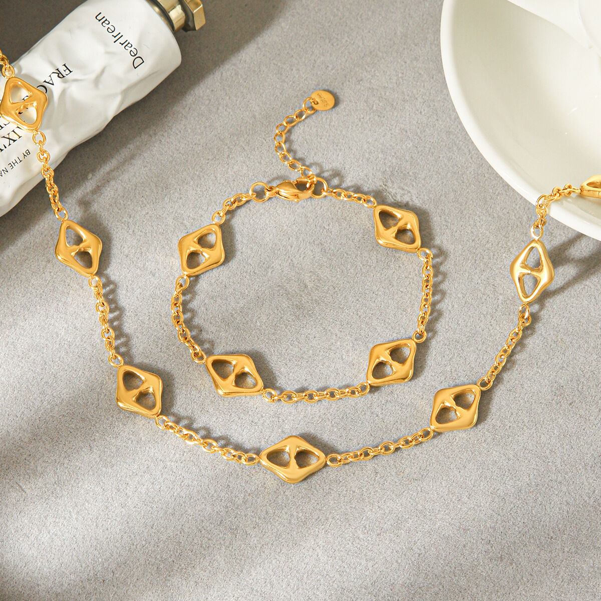 Einfache Schmucksets für Damen, darunter auch die „Daily“-Kette „Infinity“ aus Edelstahl in unregelmäßiger Form, wasserdicht, goldfarben.