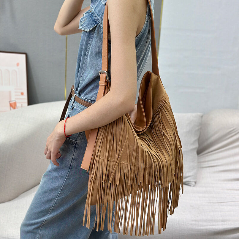 Borsa A Tracolla Quadrata Da Donna In Pelle Scamosciata, Tinta Unita, Stile Boho Con Nappine. h5Immagine4