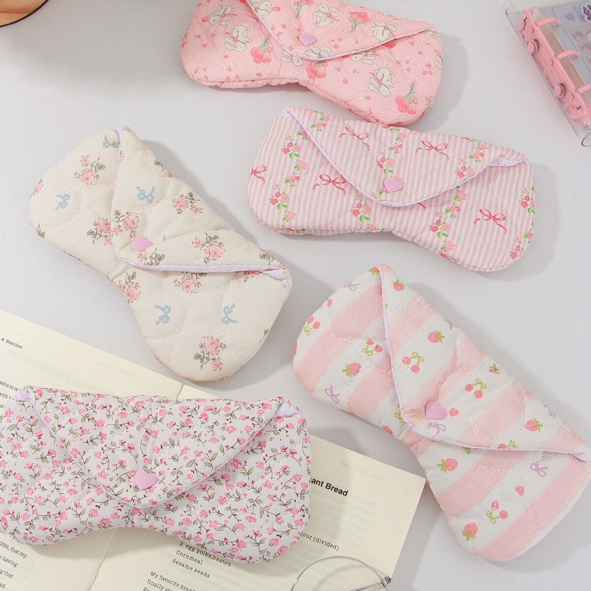 Aufbewahrungstasche für Damenbrillen der Serie „Romantic Series“ mit süßer Blumenschleife aus Polyester