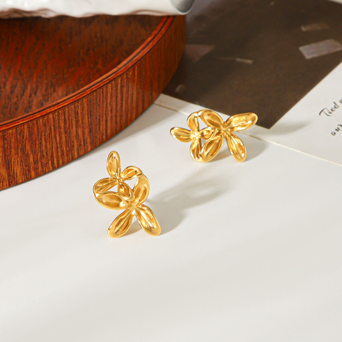 Pendientes De Botón Para Mujer Simple Series Daily Flower De Acero Inoxidable, Resistentes Al Agua Y Color Dorado. h5 Imagen5