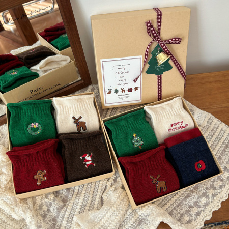 Women's Slight Bounce Cute Solid Color Christmas Mid-Calf Socks