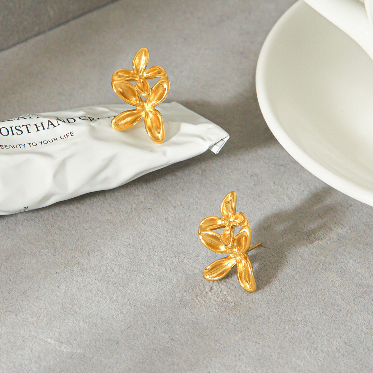 Pendientes De Botón Para Mujer Simple Series Daily Flower De Acero Inoxidable, Resistentes Al Agua Y Color Dorado. Imagen3