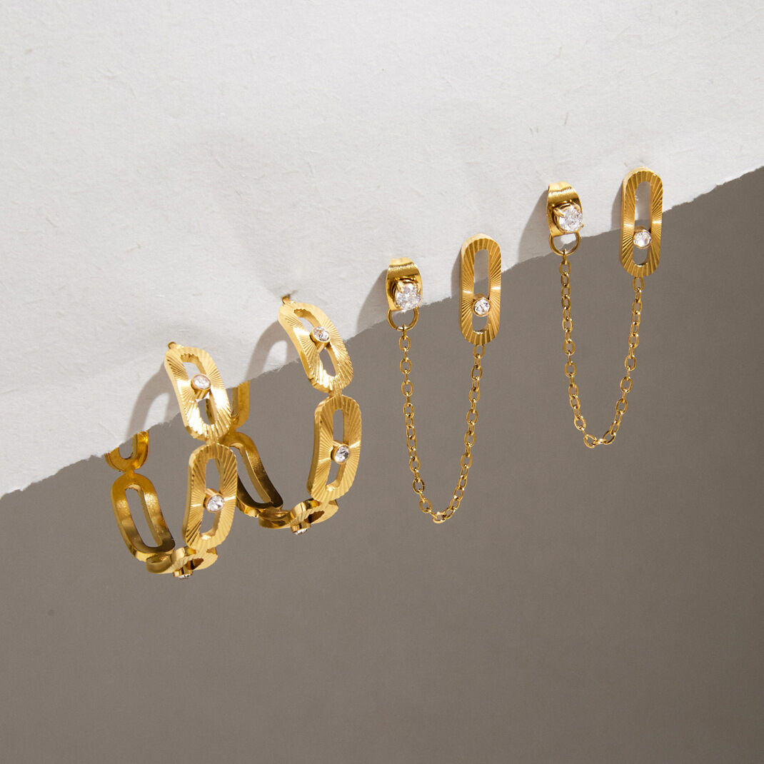 Orecchini a perno da donna in acciaio inossidabile color oro, impermeabili, con forma geometrica traforata e strass.