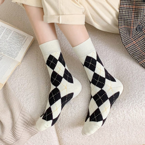 Slight Bounce Basic Geometric Pattern Plaid Color Clash Mid-Calf Socks h5 Picture4