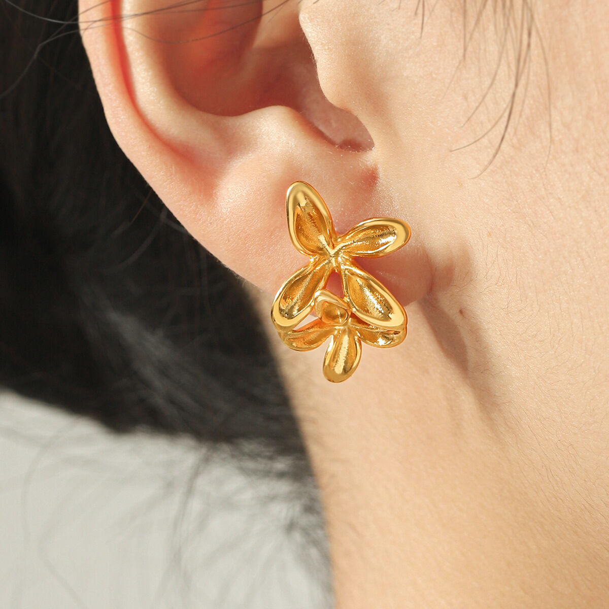 Simple Series Daily Flower Edelstahl wasserdichte goldfarbene Damen-Ohrstecker