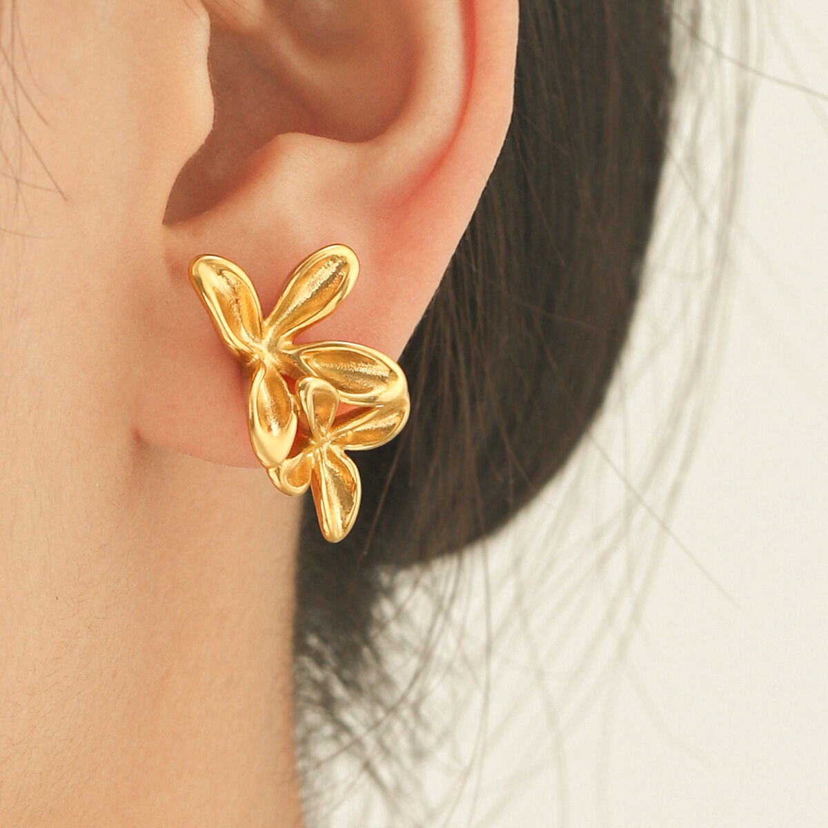 Pendientes De Botón Para Mujer Simple Series Daily Flower De Acero Inoxidable, Resistentes Al Agua Y Color Dorado. h5 Imagen4
