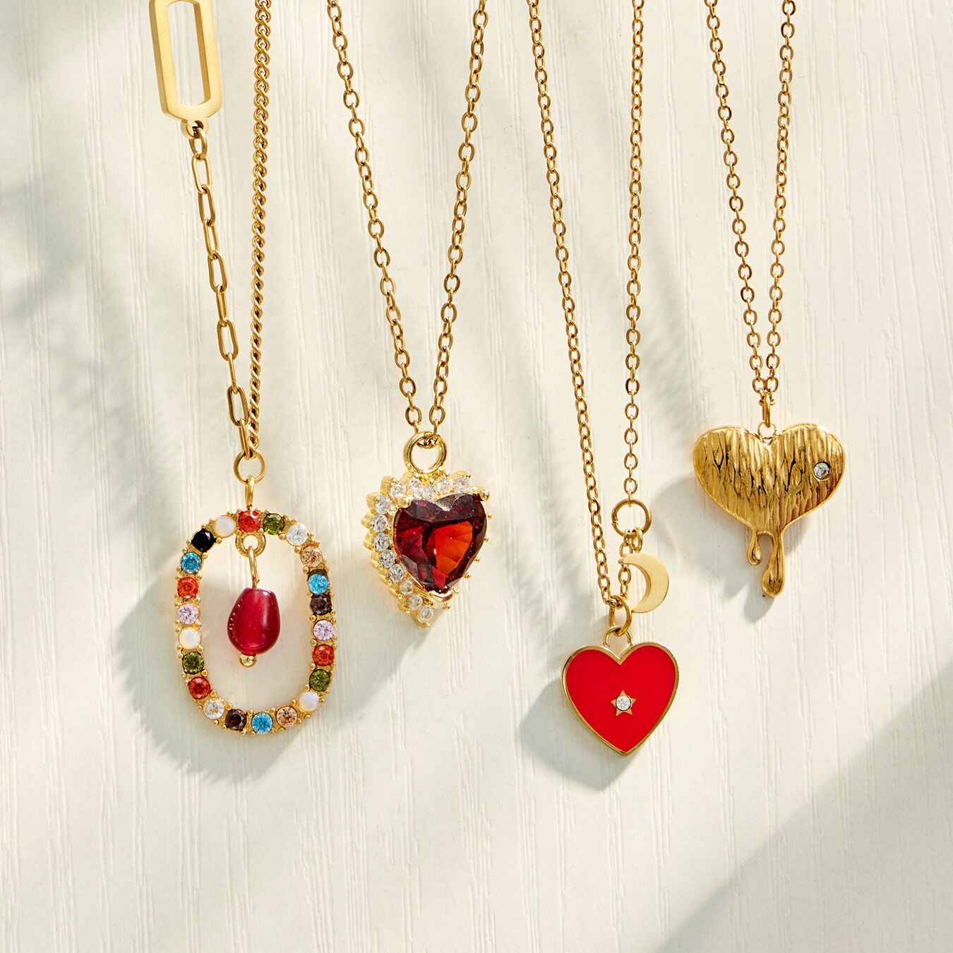 Collares con colgante para mujer de la serie Simple Sweet Heart, de acero inoxidable, resistentes al agua y con circonitas color oro. 2