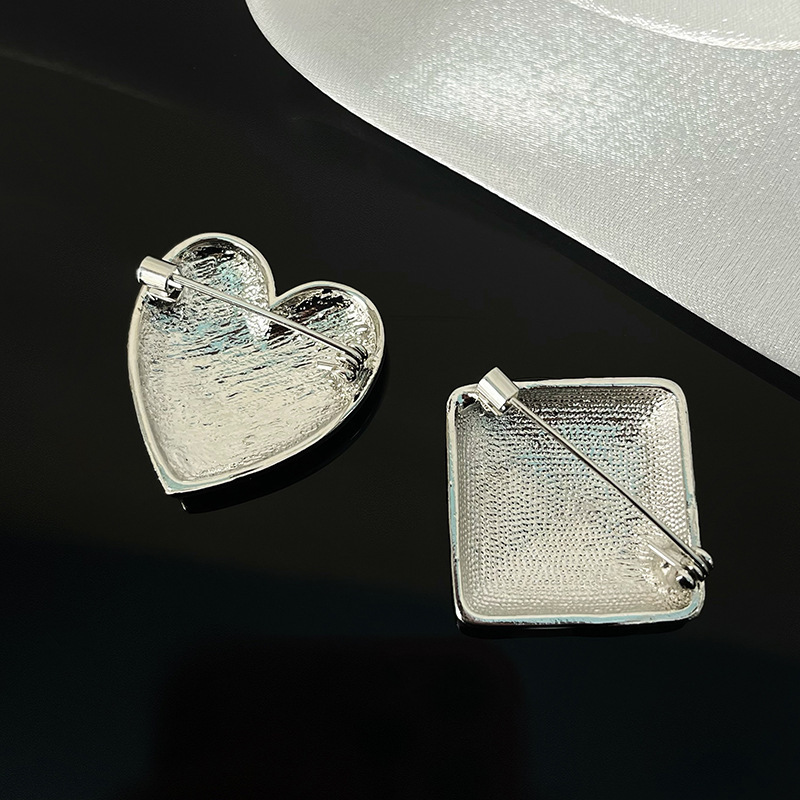 Simple Series Daily Heart Plaid Mixed Color Alloy Brooches h5Picture3