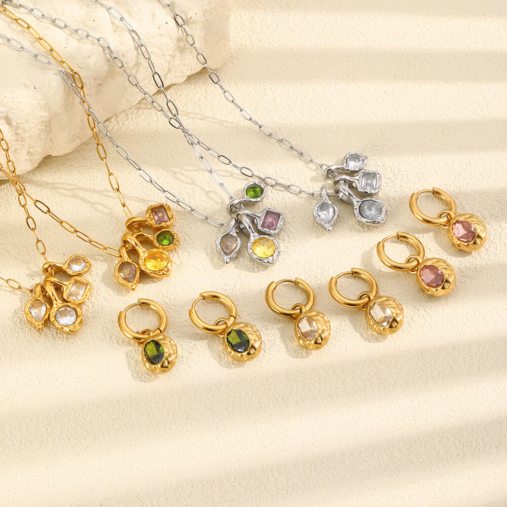 Pendientes colgantes de mujer de la serie Luxurious Classic Ellipse Shape, de acero inoxidable, resistentes al agua y color dorado con circonitas.