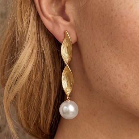 Orecchini pendenti da donna in acciaio inossidabile, impermeabili, color oro, con perle artificiali, dalla forma irregolare.