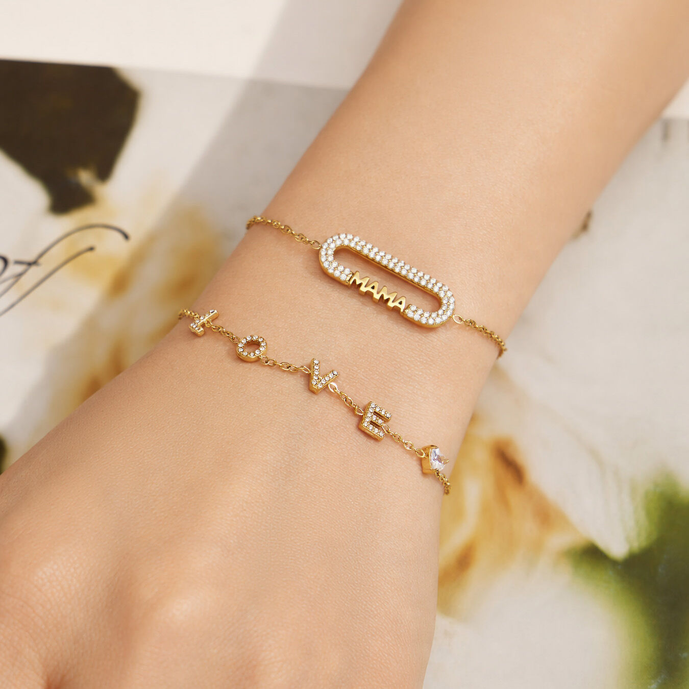 Pulseras de cadena para mujer de la serie Luxury Series Elegant Letter, de acero inoxidable, resistentes al agua y en color dorado. 2