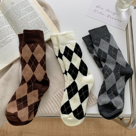 Slight Bounce Basic Geometric Pattern Plaid Color Clash Mid-Calf Socks