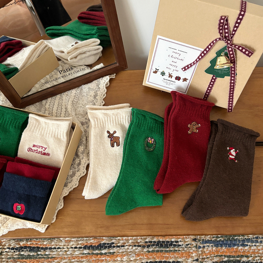 Women's Slight Bounce Cute Solid Color Christmas Mid-Calf Socks Picture3