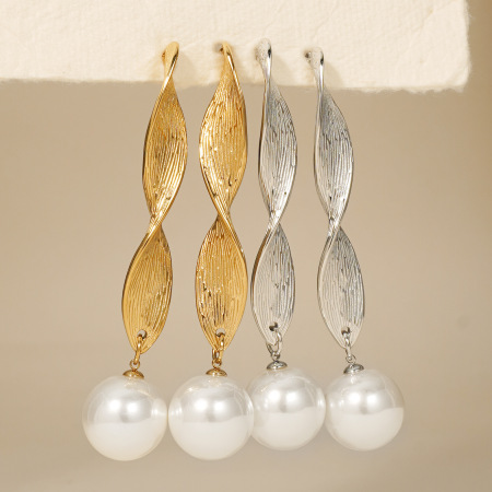 Orecchini pendenti da donna in acciaio inossidabile, impermeabili, color oro, con perle artificiali, dalla forma irregolare. 2
