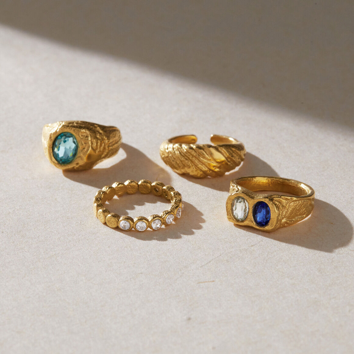 Anelli da donna di lusso della serie Retro Circle in acciaio inossidabile color oro impermeabile con zirconi.