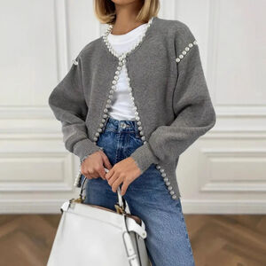 Eleganter, Einfarbiger, Perlenbesetzter Strickpullover Mit Geradem Rundhalsausschnitt Und Perlenbesatz. h5 Bild4