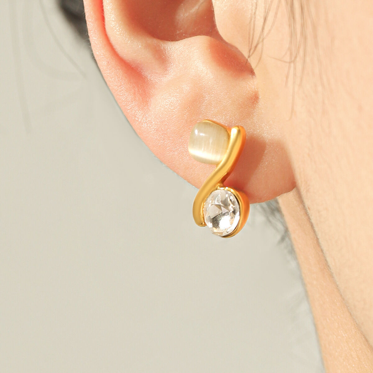 Simple Series Daily Ohrstecker aus Edelstahl in unregelmäßiger Form, wasserfest, goldfarben, mit Naturstein