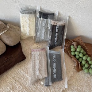 Slight Bounce Basic Solid Color Mid-Calf Socks h5 Picture3