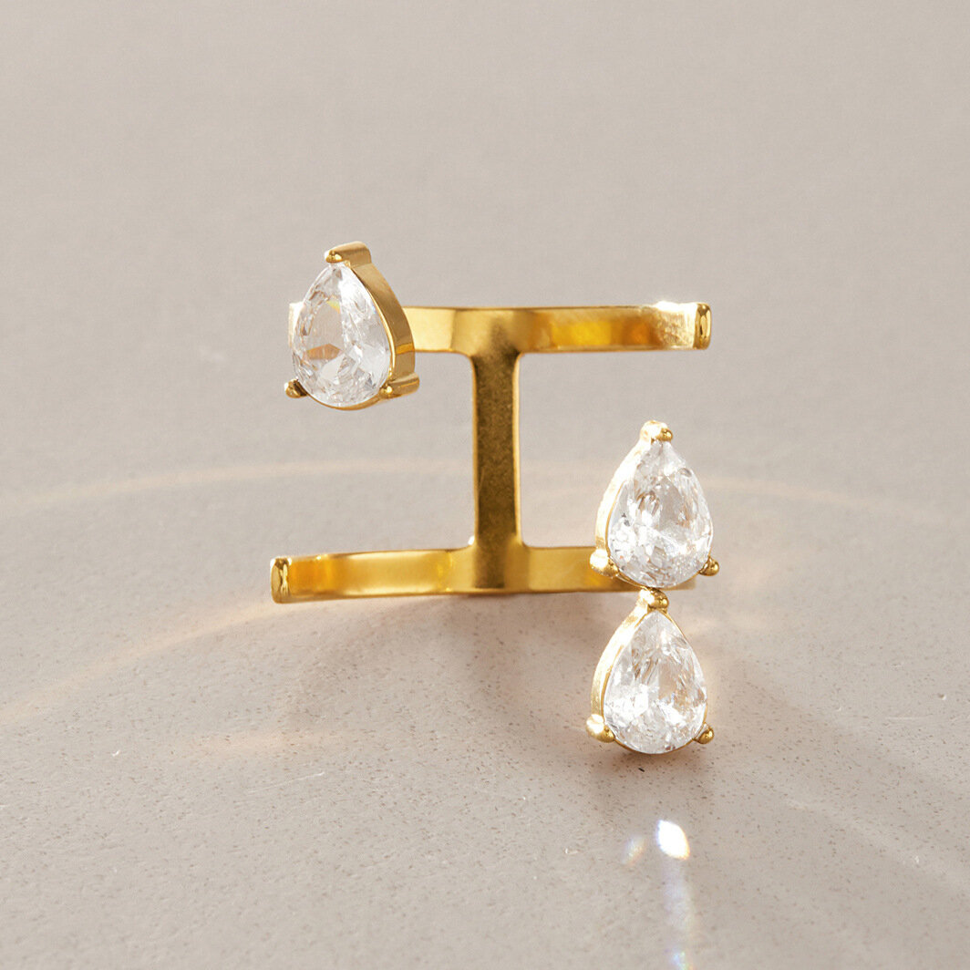 Anello da donna impermeabile color oro con zirconi e design a goccia traforata in acciaio inossidabile. 2
