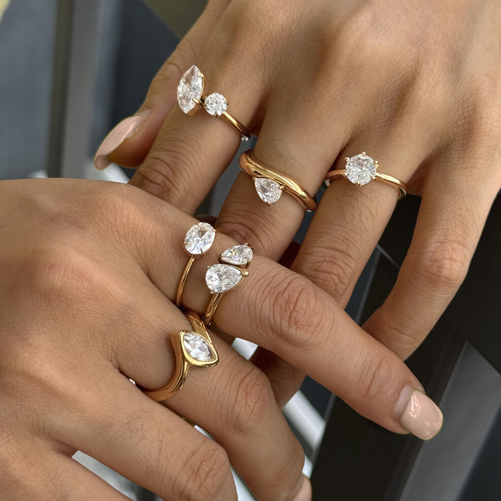 Anelli da donna in acciaio inossidabile color oro, impermeabili, con semplici linee a goccia e pietre preziose.