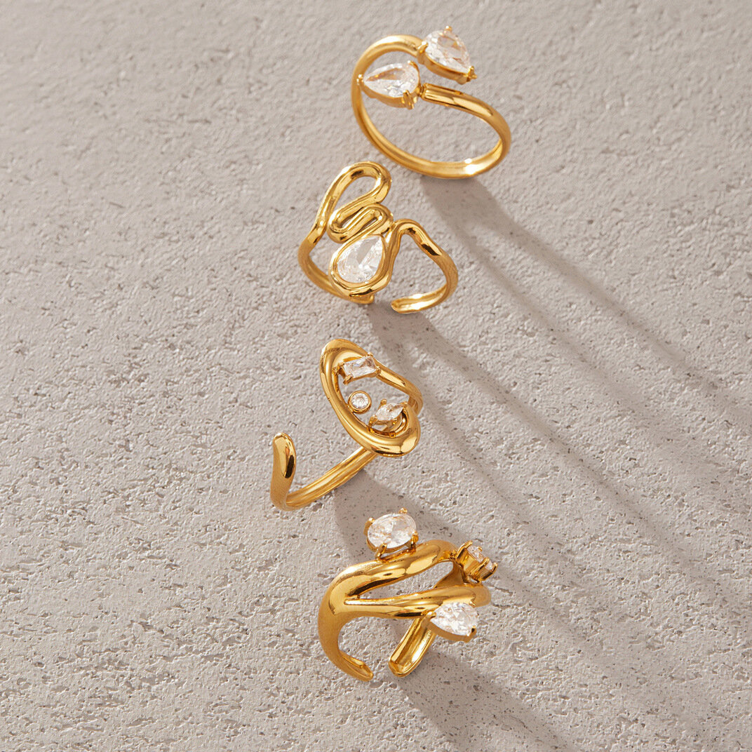 Anelli da donna in acciaio inossidabile color oro, impermeabili, con zirconi e forme semplici e irregolari. 2