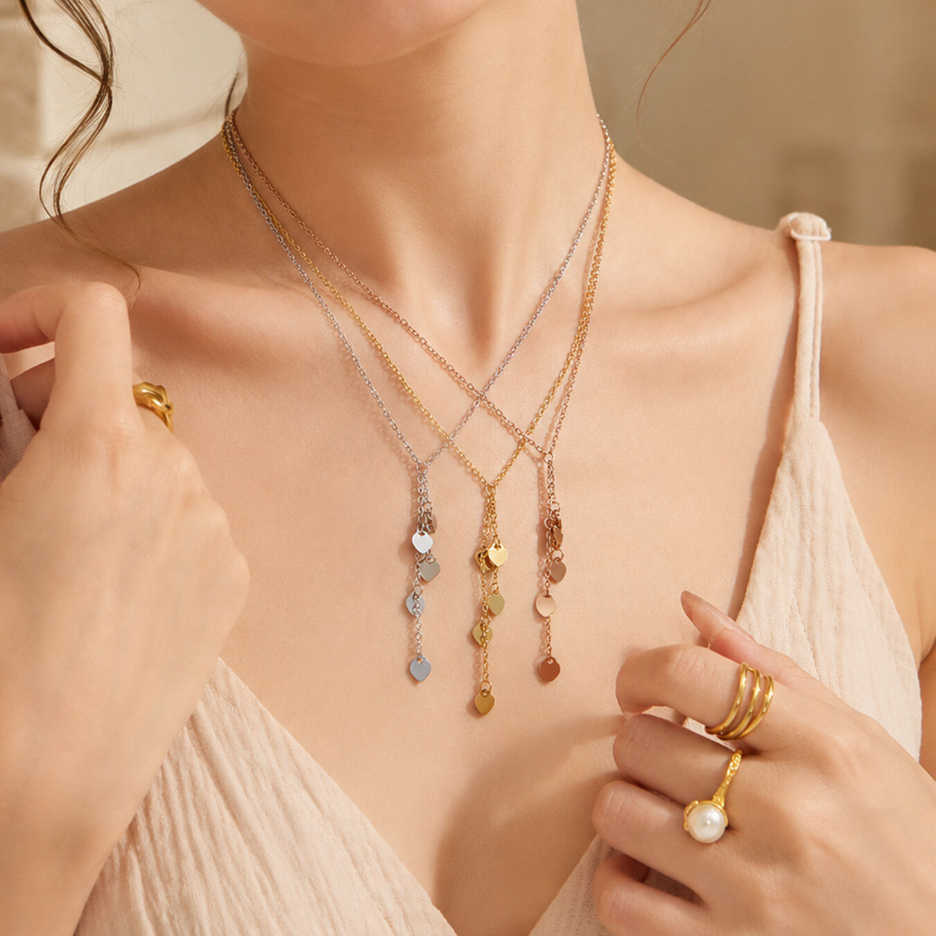 Collares con colgante para mujer de la serie Simple Elegant Figure Chain, de acero inoxidable, resistentes al agua y color dorado.